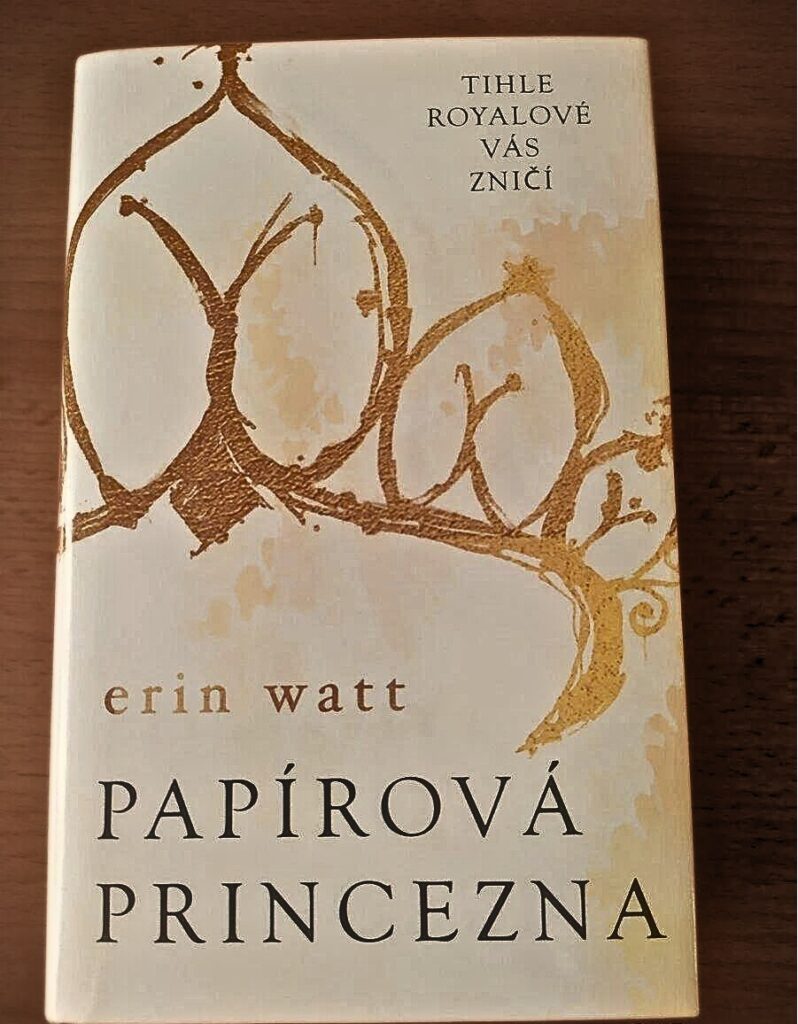 Kniha je položená na podlahe. Na obálke je nakreslená koruna a pod ňou nápis Papírova princezna