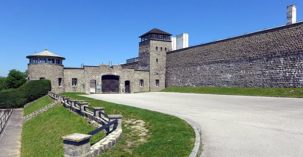 Mauthausen má hradby a dve malé vežičky